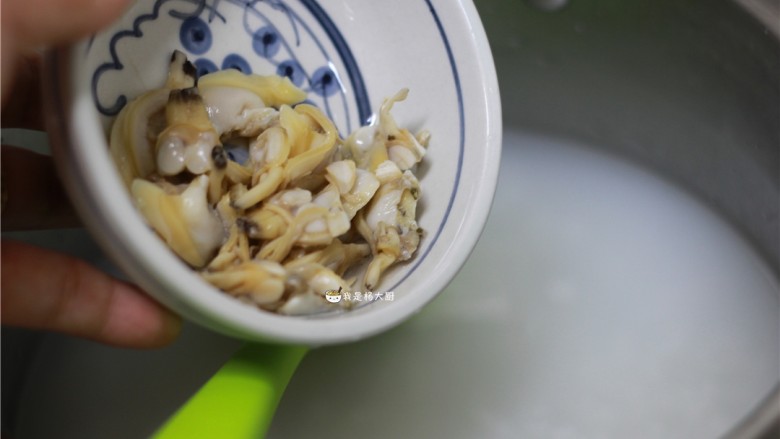 花蛤粥,花蛤肉下入白米粥中，再煮5分钟。