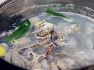 花蛤粥,锅内坐水，放葱段、姜片、1勺料酒，水开后下花蛤，煮至花蛤张开壳。我煮的有些多，一部分用来爆炒，一部分用来熬粥用。