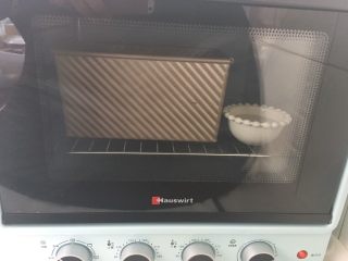 抹茶吐司,烤箱启动发酵键，烤箱内放碗热水，将模具放入烤箱内二次发酵
