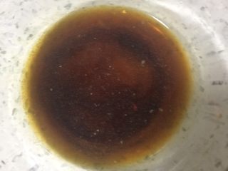 蜜汁烤鸡腿,1️⃣ 制作酱料：1勺蚝油、1勺生抽、适量黑胡椒粉和柠檬汁，再加入半勺蜂蜜，可以加一点点温水化开。