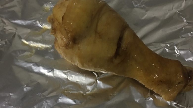 蜜汁烤鸡腿,5️⃣ 烤好拿出，重新放上一张锡纸，鸡腿表面刷上一层蜂蜜，入烤箱200°C再烤5分钟上色。