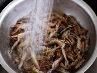 麻辣嘎巴虾,用自来水的流动水，把嘎巴虾冲洗干净后。