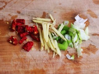 麻辣嘎巴虾,用刀把葱切碎，把姜切丝，干辣椒切块备用。