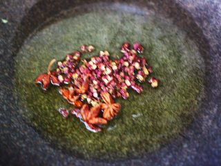 麻辣嘎巴虾,锅烧热后，放入花椒和八角小火慢慢炒出香味后。