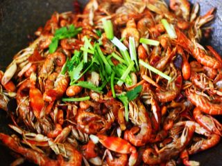 麻辣嘎巴虾,直至汤计变得越来越粘稠的时候，加入香菜段翻炒均匀就可以关火了。