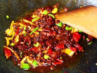 麻辣嘎巴虾,郫县豆瓣酱用小火煸炒出红油。