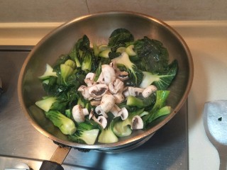 青菜菜汤面🍲,放入蘑菇煸炒，炒熟。