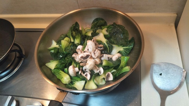 青菜菜汤面🍲,放入蘑菇煸炒，炒熟。