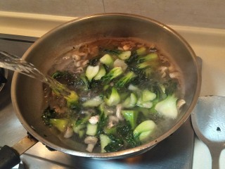 青菜菜汤面🍲,放水。水烧开了下面条。