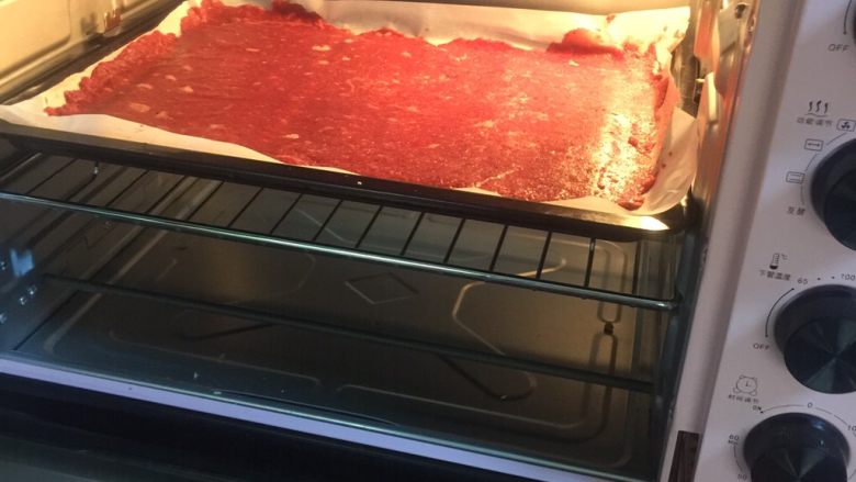 蜜汁猪肉脯,烤箱预热，上下火185度20分钟