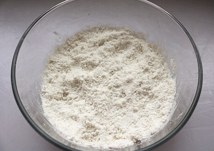 红豆蒸松糕,用手将小面团搓散，搓到米粉整体有湿润感。