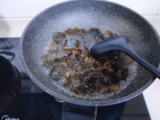 黑木耳炒胡萝卜山药,锅中加入水，烧开，将泡发的木耳放入锅中，大火15秒，捞出立即过冷水。