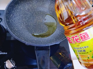 黑木耳炒胡萝卜山药,锅中加入菜籽油。