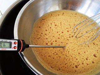 红枣糕,隔水加热并不停搅拌，加热至50度。