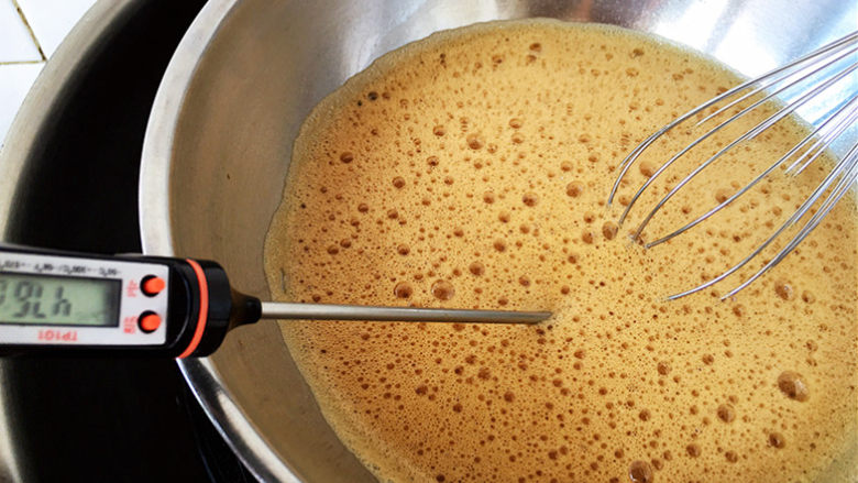 红枣糕,隔水加热并不停搅拌，加热至50度。