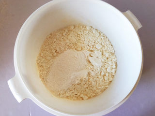 红枣糕,泡打粉和低筋面粉混合拌匀过筛。