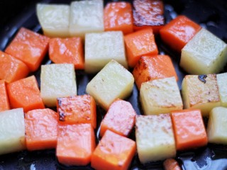 承味＃延世牛奶炖菜,锅中倒入少许植物油，把胡萝卜土豆块倒入锅中，中火煎至表面焦香，即可盛出备用