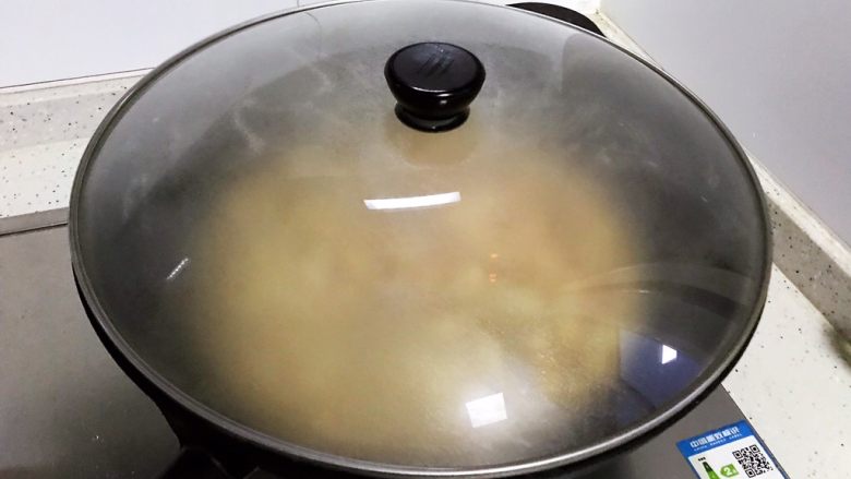 蚝油仙贝杏鲍菇炒鸡丁,翻炒均匀之后盖上锅盖，转小火焖煮2.3分钟