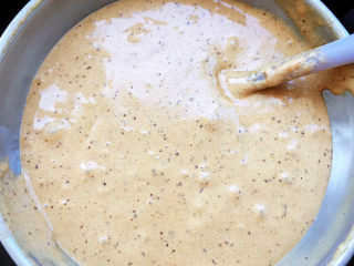 红枣糕,分2至3次加入玉米油翻拌均匀。
