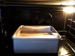 红枣糕,放入预热好的烤箱中层，上下火160度，烤40分钟。