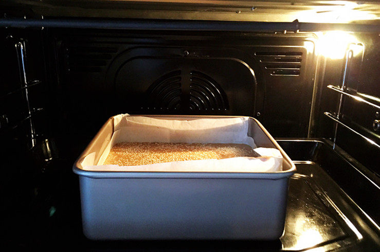 红枣糕,放入预热好的烤箱中层，上下火160度，烤40分钟。
