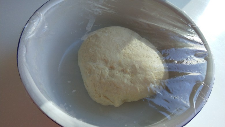 新文美食  小鱼蒸饼,合好的面团封上保鲜膜发酵。