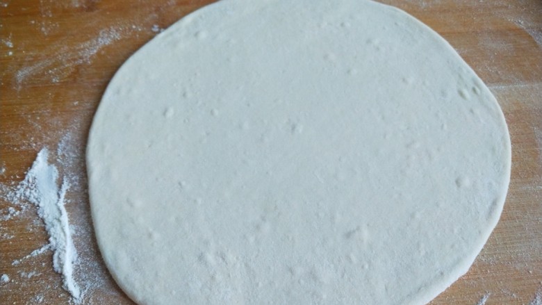 新文美食  小鱼蒸饼,擀成薄饼撒上适量盐，油，在次揉均匀，在擀成面皮。