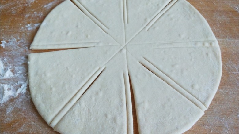 新文美食  小鱼蒸饼,在切成双刀米字，中间不能切断。