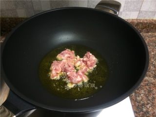 蒜苗盐煎肉,放入瘦肉快速翻炒变色断生。