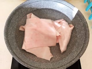 自制猪皮冻,锅里加入冷水，放入猪皮