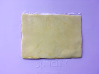 可颂热狗,之后对折保鲜袋，将黄油用擀面杖擀成均匀厚度的黄油片，之后入冰箱冷冻10分钟将黄片冻硬  