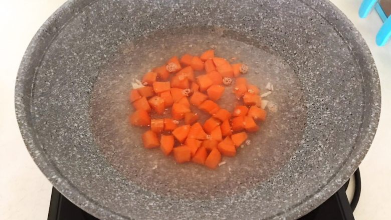 酱香豆腐,胡萝卜焯水3分钟