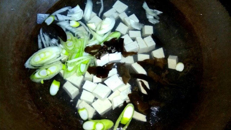 小白菜豆腐汤,放入木耳，大火烧开几分钟