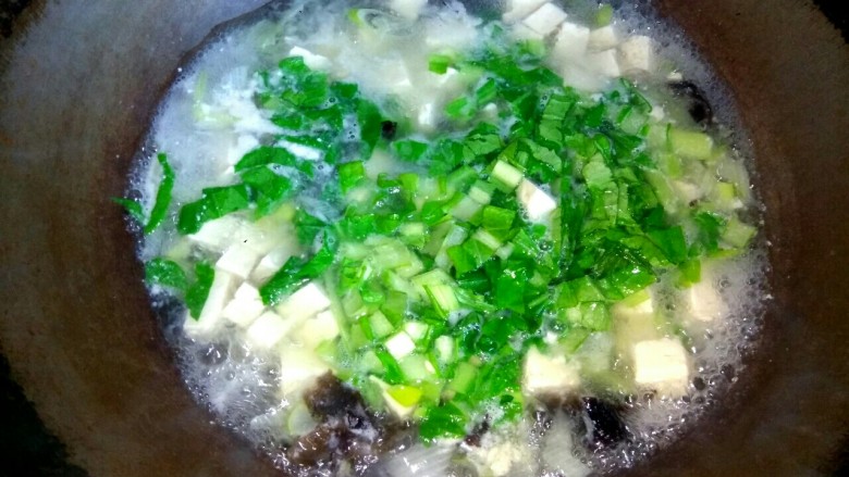 小白菜豆腐汤,放入淀粉汁