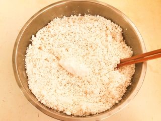 自制年糕,面粉和至用手能把面粉攥成团后很容易就能打散即可