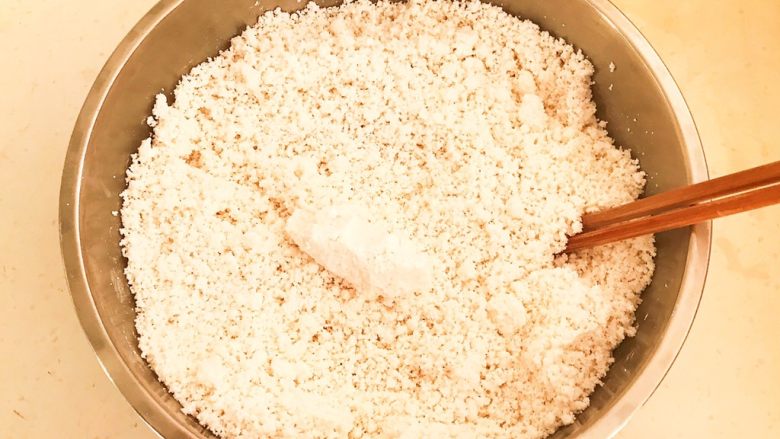 自制年糕,面粉和至用手能把面粉攥成团后很容易就能打散即可