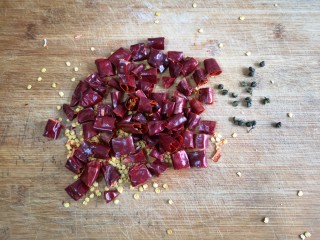 干煸芸豆,干辣椒洗净切段，麻椒（深绿色的那种，红褐色的是花椒味道不似麻椒那样浓郁）10-20粒。（可根据个人口味增减）
