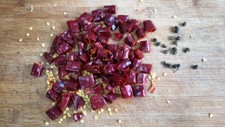 干煸芸豆,干辣椒洗净切段，麻椒（深绿色的那种，红褐色的是花椒味道不似麻椒那样浓郁）10-20粒。（可根据个人口味增减）