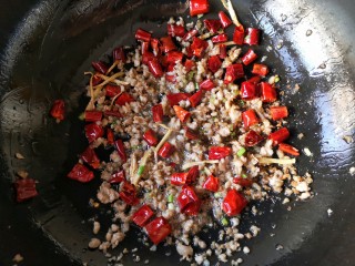 干煸芸豆,将肉末和葱姜干辣椒麻椒混合炒香。