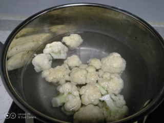 洋白菜乱炖,水煮鸡蛋的水，放入菜花。