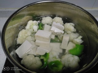 洋白菜乱炖,放入豆腐焯水后捞出。