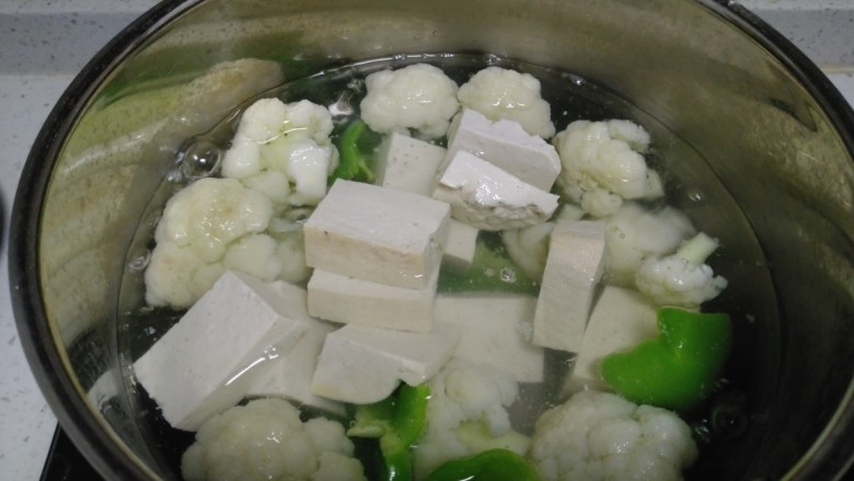 洋白菜乱炖,放入豆腐焯水后捞出。