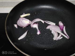 洋白菜乱炖,不粘锅中放入适量油，炒香洋葱。