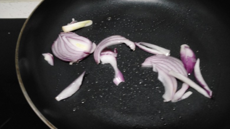 洋白菜乱炖,不粘锅中放入适量油，炒香洋葱。