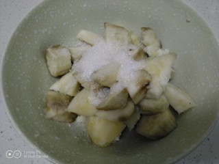红薯糯米丸子,盛入碗里，加入白糖。