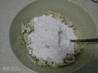 红薯糯米丸子,用勺子压成泥，加入糯米粉。
