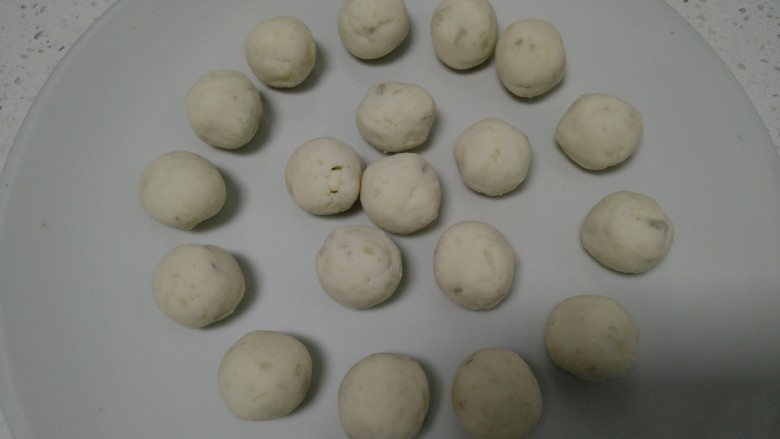 红薯糯米丸子,团成大约15克的圆团。