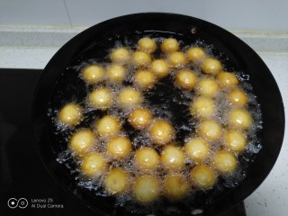 红薯糯米丸子,油温5层热，中火放入所有丸子，当所有丸子浮起，改大火炸至丸子金黄。