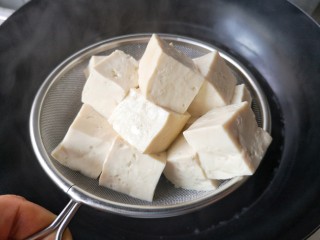 虫草花炖豆腐——快手低卡营养健康美味菜,将焯水后的豆腐沥水捞出。