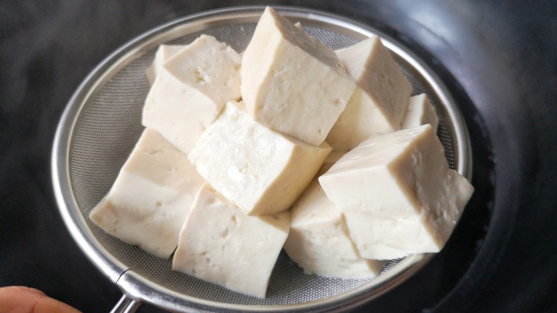 虫草花炖豆腐——快手低卡营养健康美味菜,将焯水后的豆腐沥水捞出。